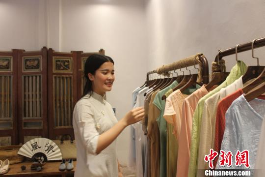 图福建泉州古西街新出现的有“90后”打理的传统汉服店。　廖静　摄