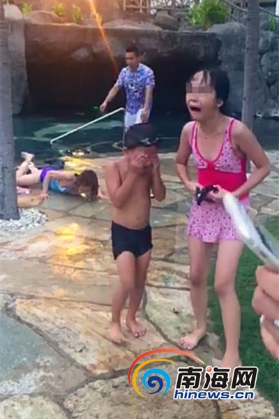 两个孩子站在岸上痛哭。视频截图