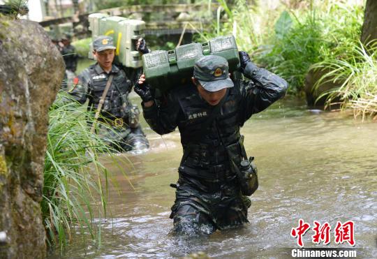 6月24日，武警福建省总队龙岩市支队特战队员在进行武装泅渡训练。(苏高龙 摄) 苏高龙 摄