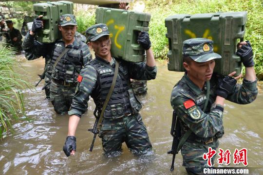 6月24日，武警福建省总队龙岩市支队特战队员在进行武装泅渡训练。(苏高龙 摄) 苏高龙 摄