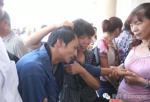 　　薛金林的丈夫在殡仪馆外痛哭。新京报记者 王贵彬 摄