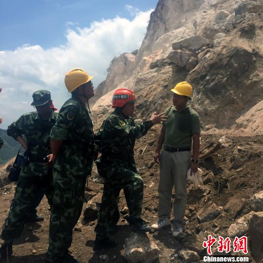 广西平乐“6.20”山体坍塌救援指挥部领导察看救援一线现场。　李斌　摄