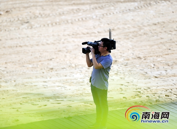 　　6月25日，文昌，南海网记者在工作中。南海网记者 沙晓峰 摄