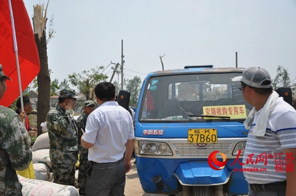 26日上午，阜宁县粮食局相关负责人在新沟镇南湾村承诺，不管质量好坏，一律按国家保护价1.18每斤收购。