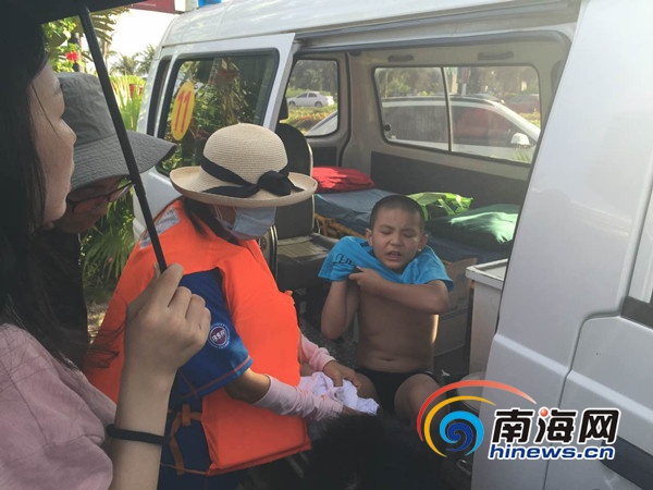 　　志愿者将受伤的男孩送到医疗车上救治。 共青团文昌市委供图