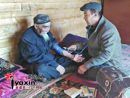 居马泰&middot;俄白克（右一）为牧民诊病。居马泰&middot;俄白克供图