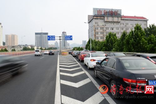 27日在二环东路和平路下桥口受到燕山立交桥南下桥口封闭施工影响，和平路下桥口堵车严重，车辆排起长龙。