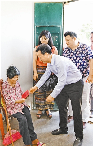 深圳企业家叶凯来到贫困户家慰问。深圳特区报记者 岑志利 摄
