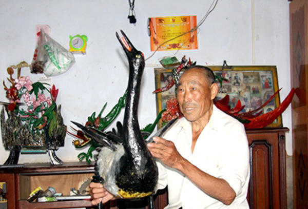 临沂古稀老人迷雕刻 20年刻刀不离手只为有个