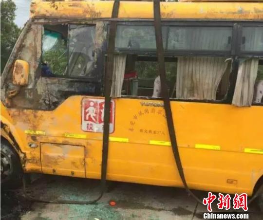 广东东莞校车侧翻致一女生死亡_凤凰河南