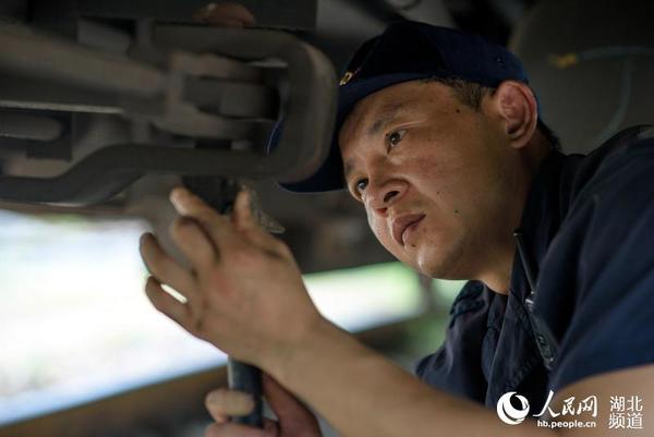 罗明铭在车辆底部认真检查各悬挂配件。