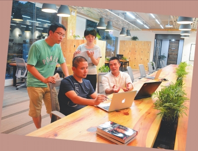 郑清海（左二）带领创研智造运营团队讨论新增创业服务项目。