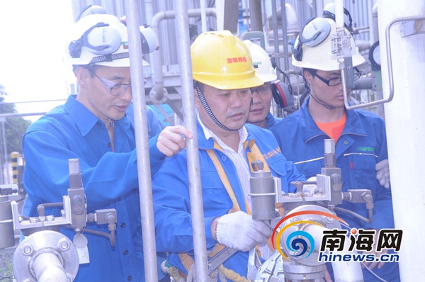 　　李志军在普来克斯(海南)工业气体有限公司向技术人员传授工作经验。