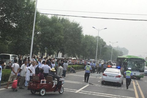 顺义张喜庄附近，一辆顺13路公交车与一辆货车相撞后，交警在现场处理此事。网友供图