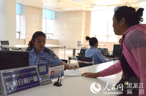 佳木斯市政务服务中心工作人员为办事群众解答疑问。杨海全 摄