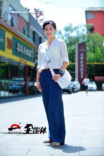 6月28日,乌市北京路,新疆首位登上珠峰的女性麦子回到家乡,心情非常愉悦。