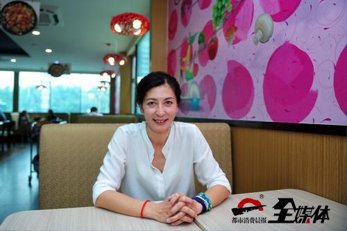 6月28日,乌市北京路某餐厅里,新疆首位登上珠峰的女性麦子。