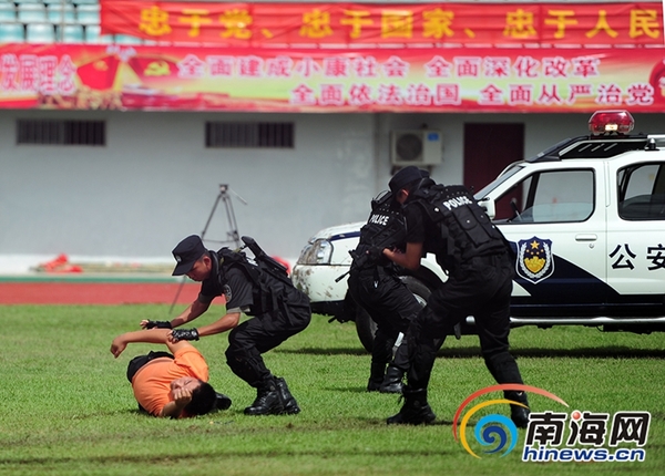 　　6月29日，陵水，处置暴力恐怖袭击演练现场，警员制服“暴徒”。南海网记者沙晓峰摄