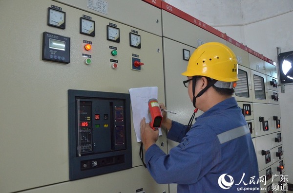 “安安全全做好每一项工作。”这是曾君的工作态度。为确保学校考场的配电系统的正常运行，曾君一到配电室，便认真检查现场的相关设备，严格做好记录工作。林龙勇 摄