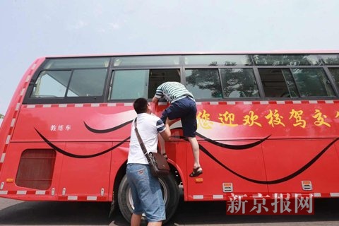 演习人员“逃”出大巴车。新京报记者 王嘉宁 摄