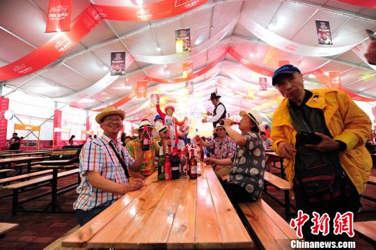 图为2016中国·哈尔滨国际啤酒节现场。　于琨　摄