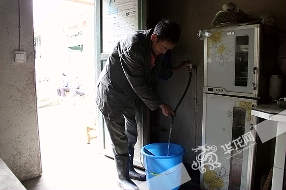 清澈的自来水流至家家户户。 通讯员 白洁 摄