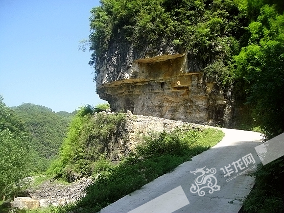 竣工后的红十字通组公路 通讯员 白洁 摄