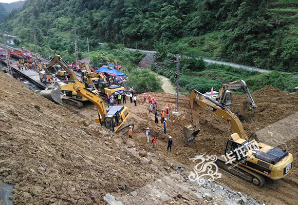 29日清晨的渝怀线6.27水害抢险现场。 资料图