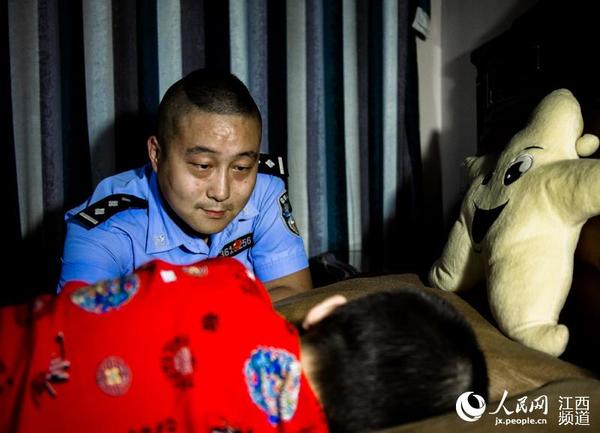 深夜回家，望着熟睡的儿子，心头掠过一丝歉疚。