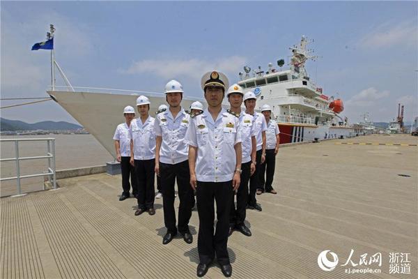 汪三涵（中）和船员在“海巡22”轮甲板前集合待命。章勇涛 摄