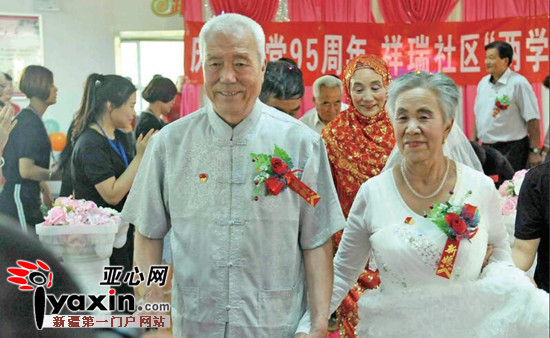 图为80岁的佘英（左）和张菊英在众人的掌声中走出婚礼殿堂。亚心网记者 李想 喻义昌 摄