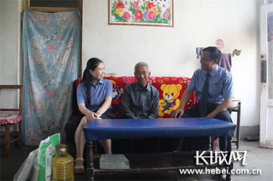 　　党员志愿服务小分队到老党员王金珠(中间)家慰问。平山检察院供图