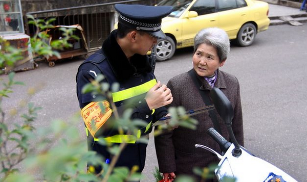 济南市老龄办编印老年人防诈骗手册,免费发放