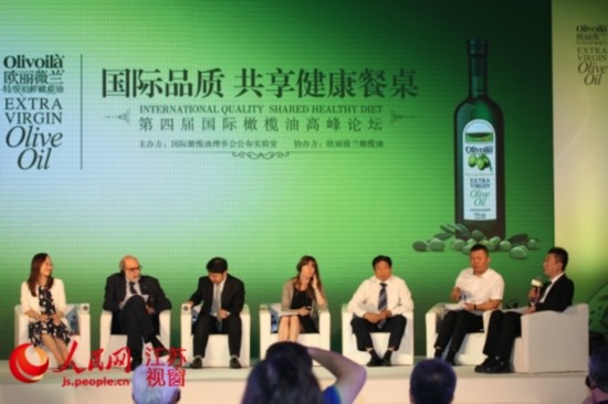 主持人陈伟鸿与欧丽薇兰IOC专家共议中国橄榄油市场发展