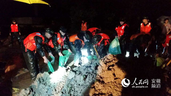 在一线的消防官兵