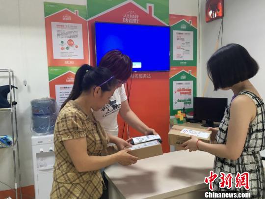 村民来领自己网购的商品 俱凝搏 摄