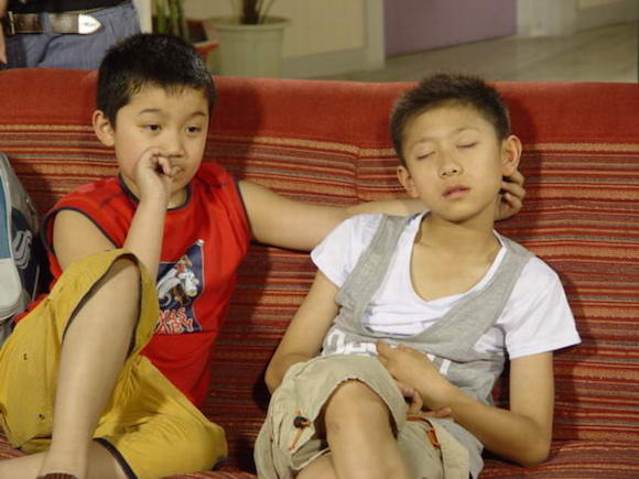 《家有儿女》中的张一山(右)。 图片来源网络