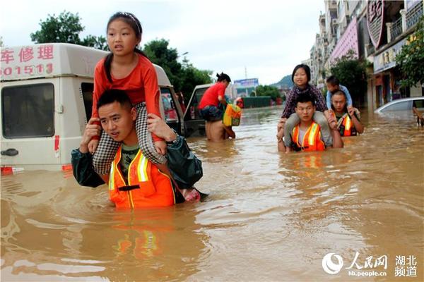 湖北咸宁21岁消防兵洪水中力挽生命 获赞铁臂