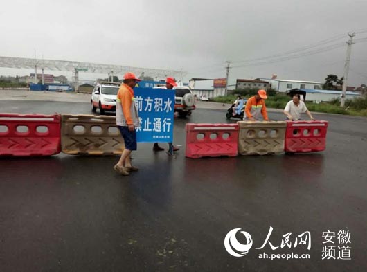 G206合安路桃溪大桥临时封闭现场