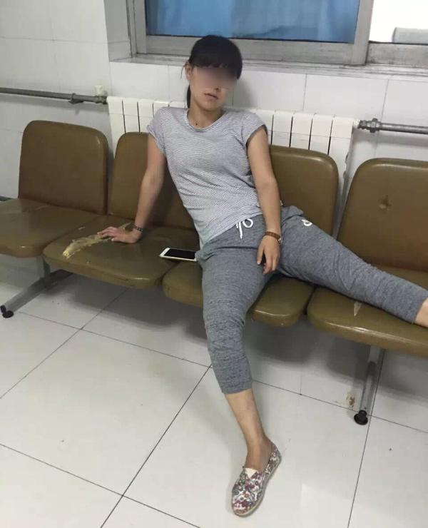 女商贩称腿受伤无法行走,前往医院要求住院治疗。 本文图片均来自微博@尼古拉斯-好先生