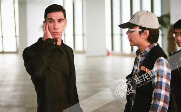 陈佳欣在拍摄工作中与外籍演员沟通。对方供图 华龙网 发