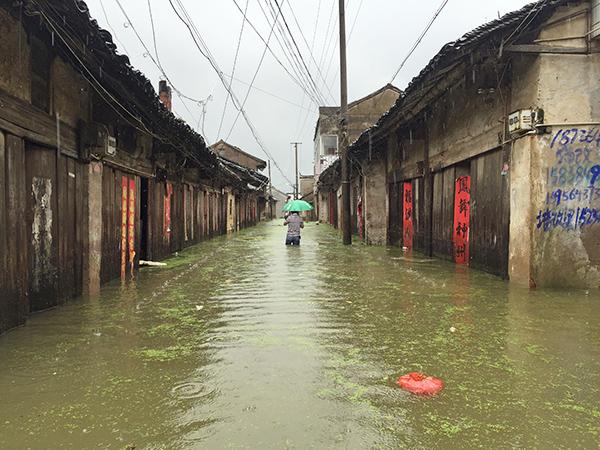 7月4日下午，安徽桐城市孔城镇孔城老街仍有积水。本文图片均为澎湃新闻记者 李珣 图。