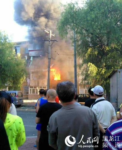 哈尔滨市平房区洪镜街55号发生爆炸起火事件。(图片由网友提供)