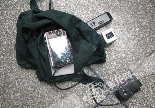民警从男子的布袋里搜出用于偷拍的遥控相机。江津警方供图