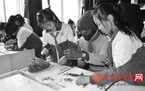 前段时间，留学生麦乐龙在济南历城区一小学与学生交流。本报记者 杜洪雷 摄