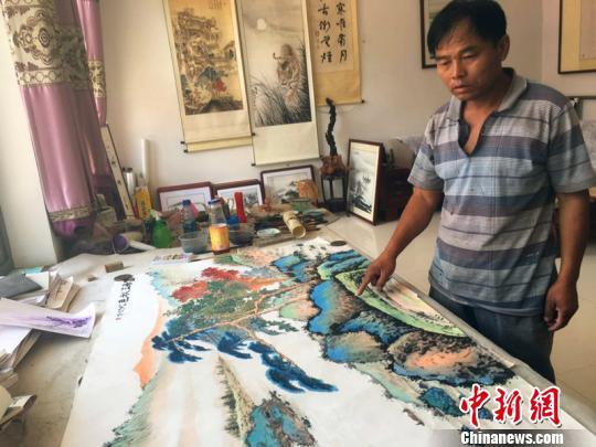 河北农民痴迷画画被称“不务正业” 作品远销多个画廊