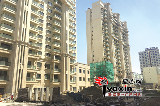 7月4日，诚祥59克拉小区，工人们仍在施工。 亚心网记者 吴佩涵 摄