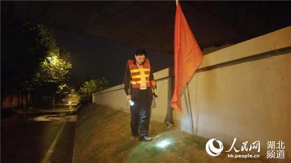雨中巡堤,检查有无漏水、管涌等隐患