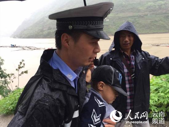 丽宁公路部分路段发生塌方及泥石流，造成道路中断。交警正转移被困人员。（许强 摄）