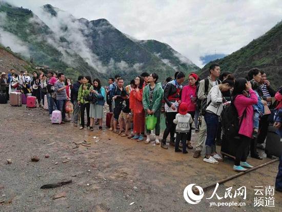 丽宁公路部分路段发生塌方及泥石流，造成道路中断，1000多人滞留。（许强 摄）